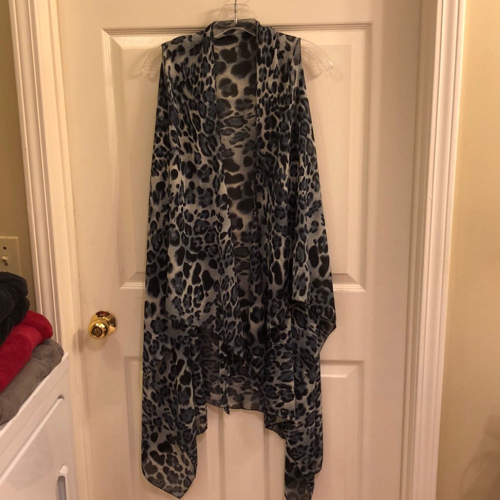 Black/gray cheetah long dealing vest
